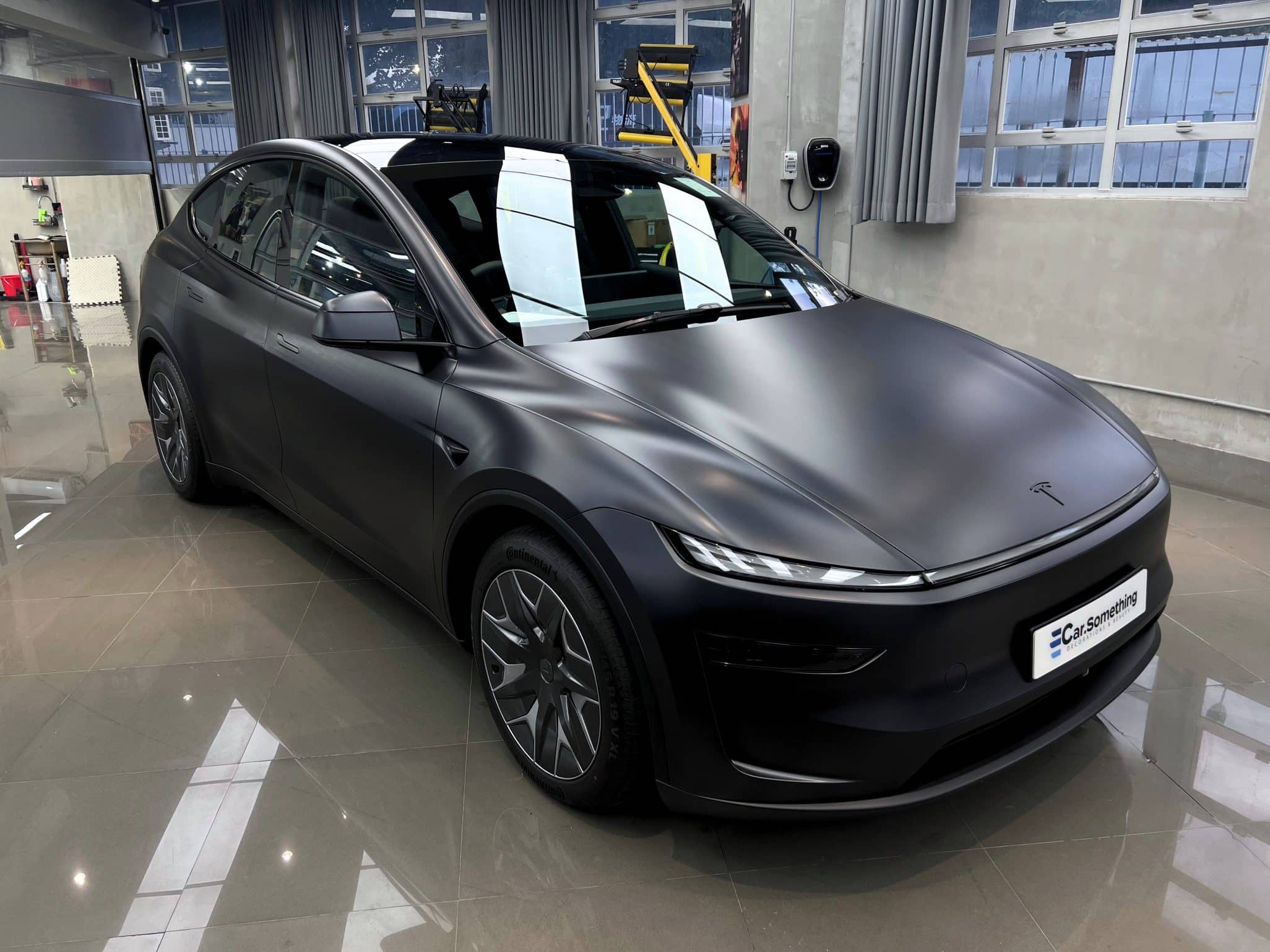 Tesla Model YL 金屬深灰