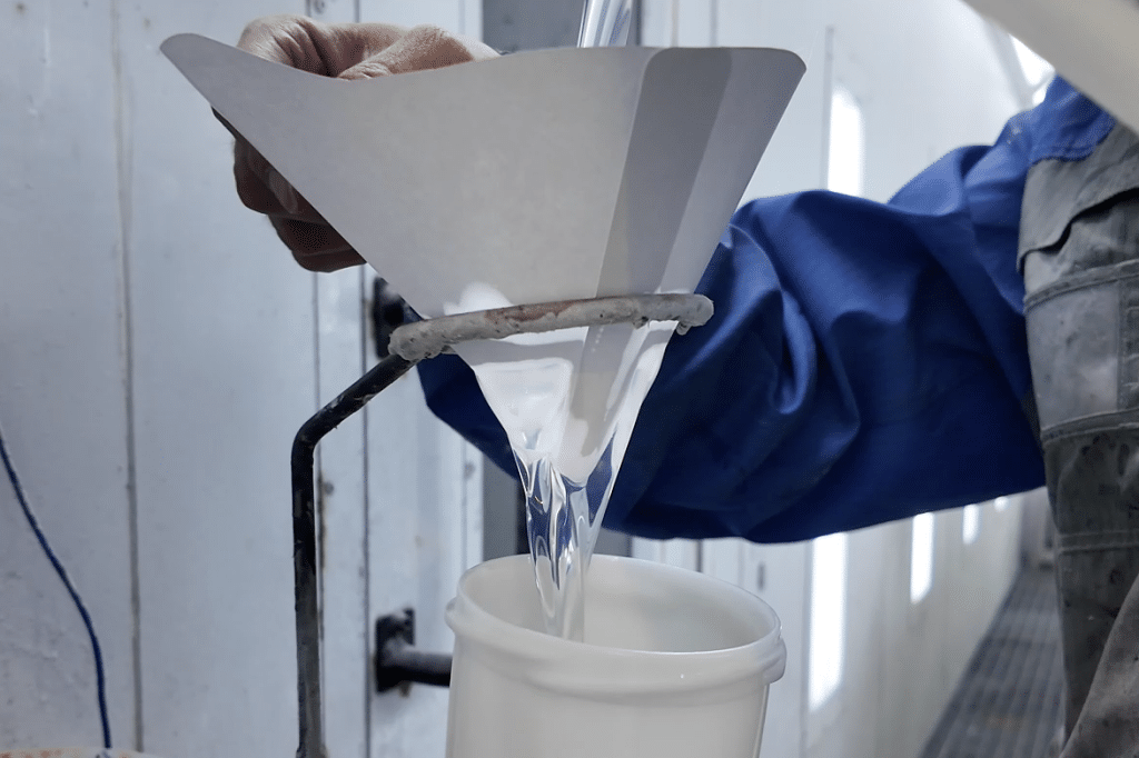 Car.Something 於專業抽風系統房間內進行 SPPF 油性膜噴塗施工