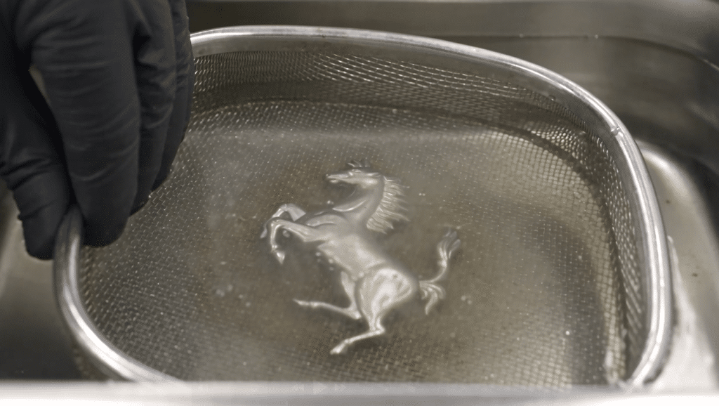 Ferrari 內飾環保膠黏化修復及躍馬金屬章超聲波打磨翻新