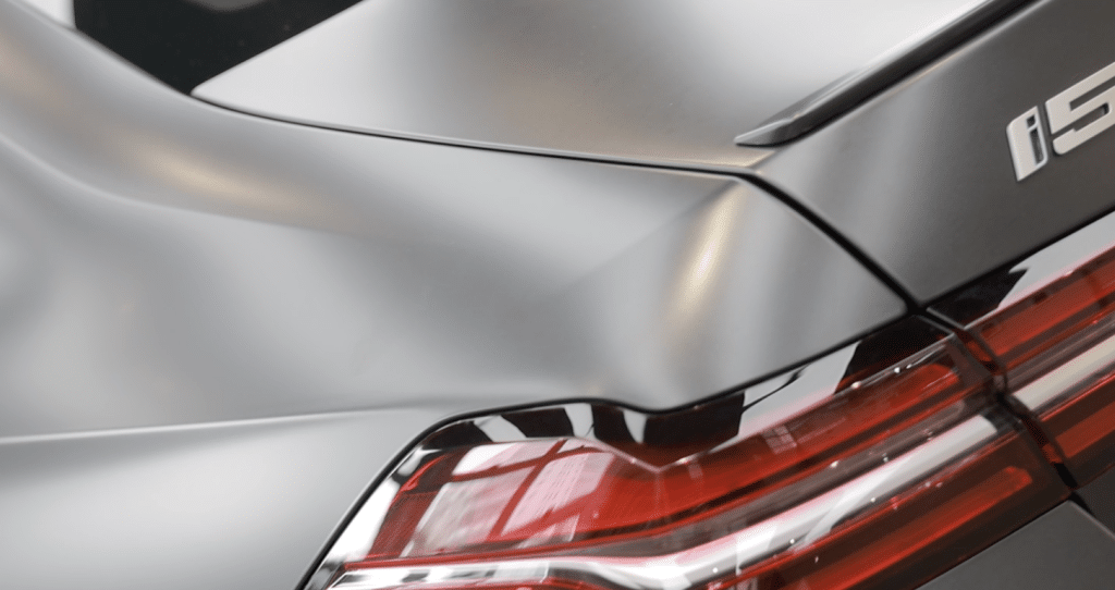 BMW i5 選擇啞面 PPF 有效防禦石仔彈花，但需留意其膠膜反光不一致的光學特性