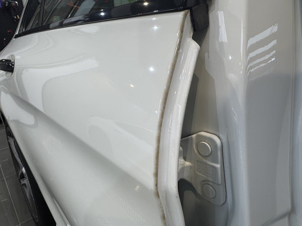 白車裙腳同門邊